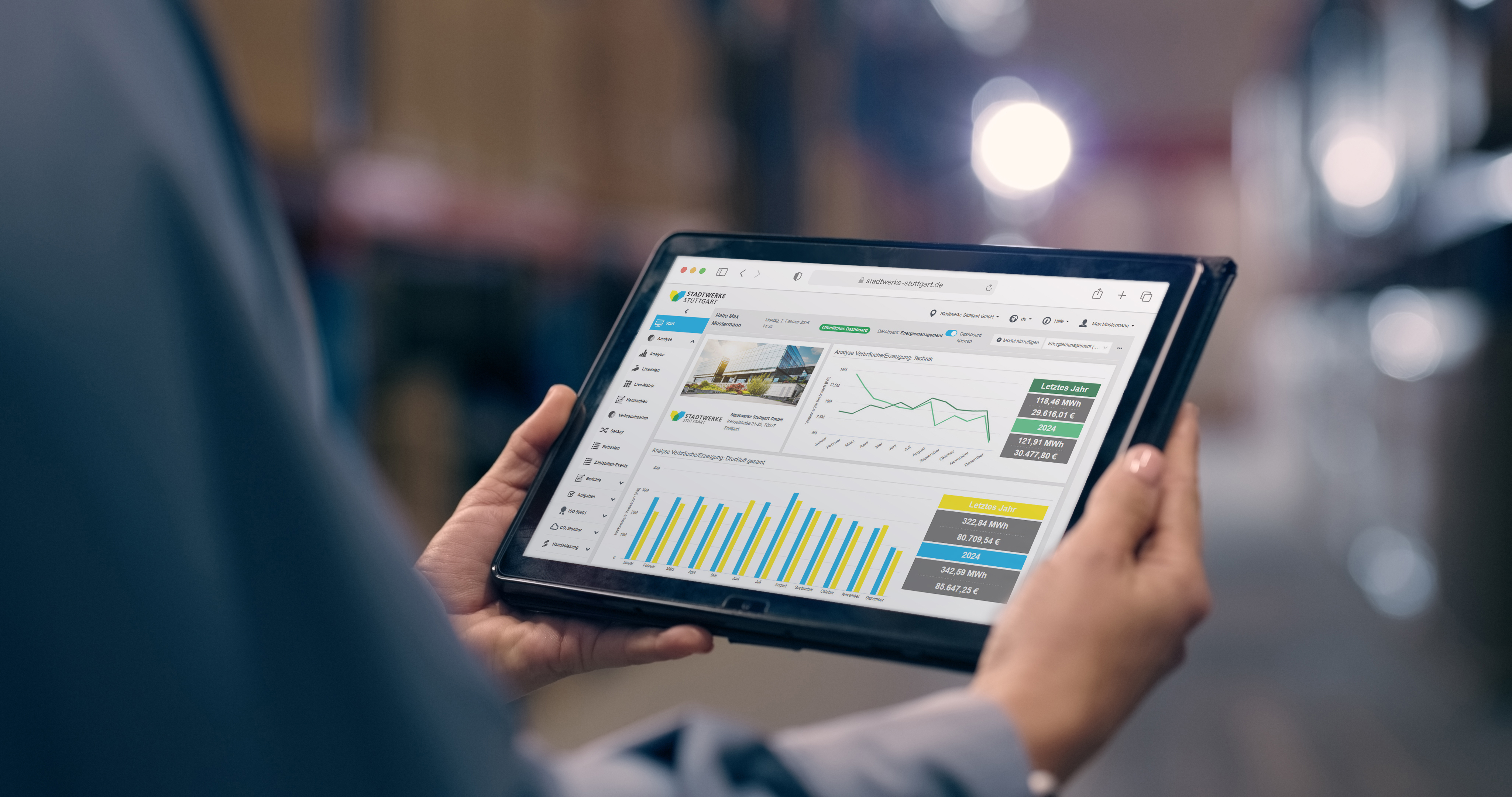 Person hält ein Tablet mit Energiemanagement-Dashboard, darauf Energieanalysen für Technik und Druckluft sowie Vergleich von Verbrauch und Kosten zweier Jahre.
