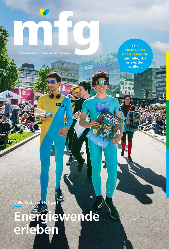 Titelseite des Kundenmagazins mfg mit verkleideten Personen bei einer Veranstaltung zur Energiewende.