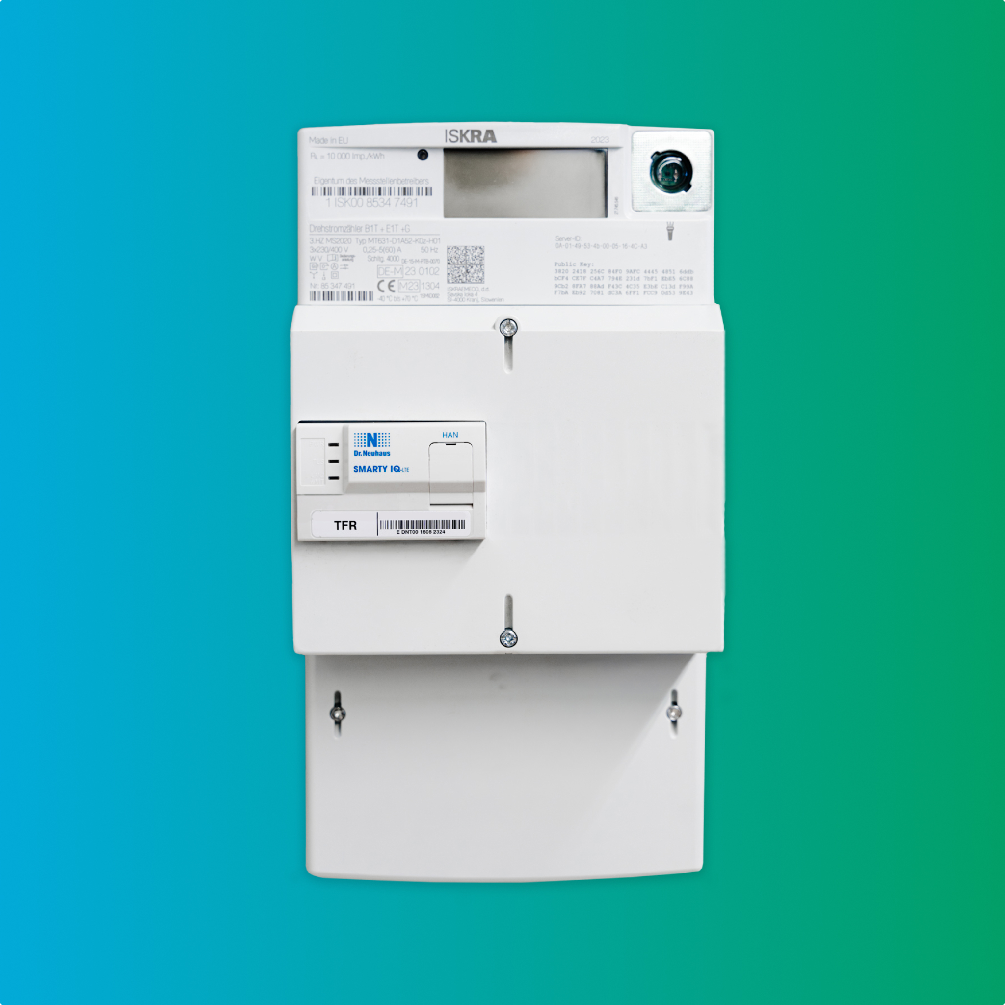 Frontalansicht eines digitalen Stromzählers mit Smart-Meter-Gateway vor blau-grünem Hintergrund.