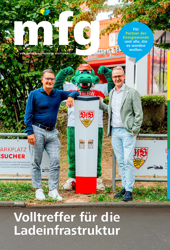 Titelseite des Kundenmagazins mfg mit zwei Männern und VfB-Maskottchen an einer Ladesäule.