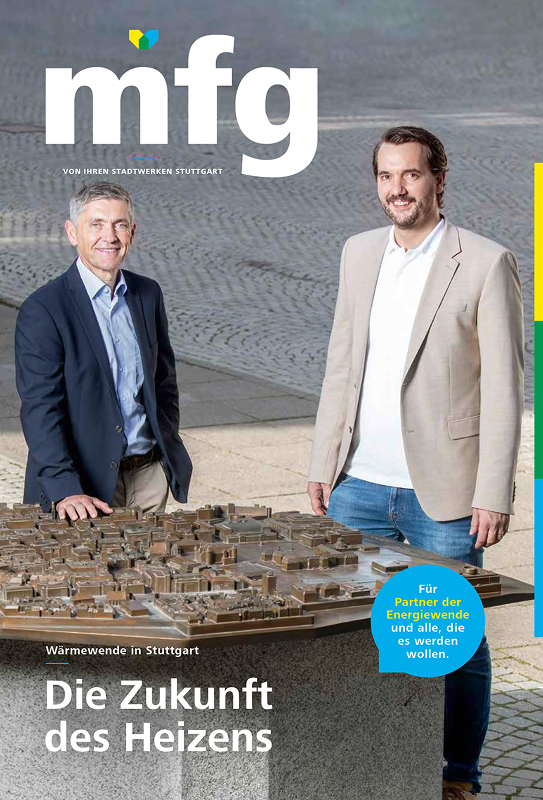 Titelseite des Kundenmagazins mfg mit zwei Personen an einem Stadtmodell zum Thema Zukunft des Heizens.